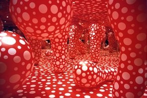 dots-obsession-2009-by-yayoi-kusuma